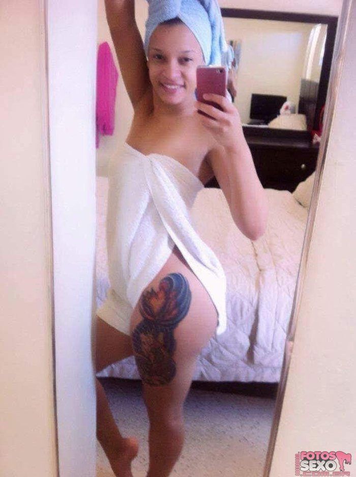 Morena tatuada curtindo um putaria de leve 3