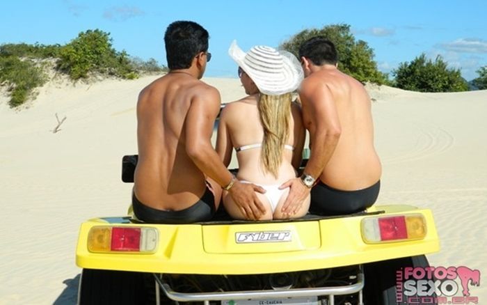 Loira Gostosa Casada na Praia com dois Amantes